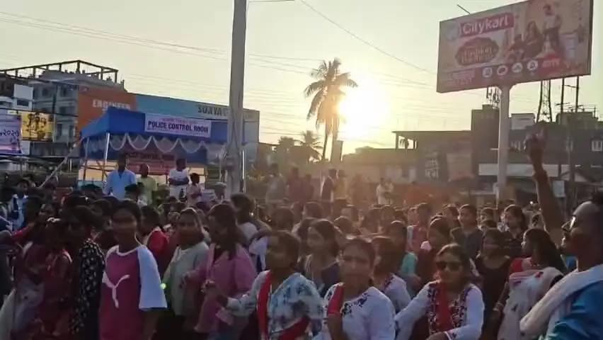 বালিজানা: গোৱালপাৰ চহৰৰ কাছাৰীঘাটত ৩৬ টা পূজা মণ্ডপৰ দেৱী দুৰ্গাক বিসৰ্জন