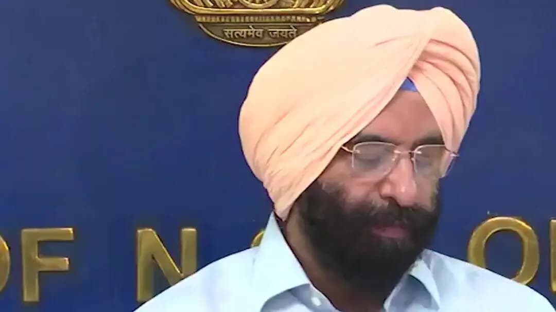 दिल्ली में प्रदूषण रोकने को कड़े कदम: पार्किंग शुल्क दोगुना, 50% घर से काम, निर्माण कार्यों पर रोक