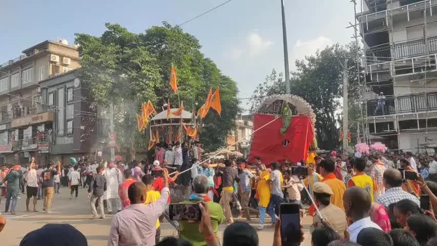 अररिया: शहर में नम आंखों से मां की विदाई, मौके पर हजारों श्रद्धालु रहे मौजूद
