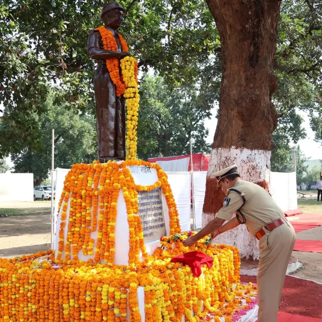 ☑️पुलिस स्मृति दिवस पर पीटीएस उमरिया में कार्यक्रम संपन्न
☑️पुलिस अधीक्षक ने पुष्प चक्र अर्पित कर अर्पित की श्रध्दांजलि
☑️पुलिस स्मृति दिवस कर्तव्य पारायणता, देश एवं समाज के लिए सब कुछ न्यौछावर करके देश की बाह्य एवं आंतरिक सुरक्षा करने के साथ हर कीमत पर की अस्मिता की रक्षा करना सिखाता है। उक्त आशय के उद्गार पुलिस अधीक्षक विजय कुमार भागवानी ने पीटीएस उमरिया में पुलिस स्मृति दिवस पर आयोजित कार्यक्रम को संबोधित करते हुए व्यक्त किए ।
☑️ उन्होने कहा कि अपने कर्तव्यों का निर्वहन करते हुए प्राणों का बलिदान करने वाले शहीदों की शाहादत को हमेशा याद रखा जाएगा । इस अवसर पर अतिरिक्त पुलिस अधीक्षक आलोक कुमार शर्मा सहित अन्य पुलिस अधिकारियों ने पुष्प, चक्र अर्पित कर शहीदों को श्रध्दांजलि अर्पित की । इस अवसर पर शहीदो के परिवार जनों का शाल एवं श्रीफल से सम्मान किया गया। कार्यक्रम मे मुख्य अतिथि सहित शहीद के परिवार जनों ने शहीद शिवपाल कोल,शहीद सीताराम रघुवंशी एवं ओम प्रकाश भवेदी को फूल अर्पित कर उनके प्रति श्रध्दांजलि अर्पित की ।
@cmmadhyapradesh
@mohdept
@jansamparkmp
#उमरिया
#umaria