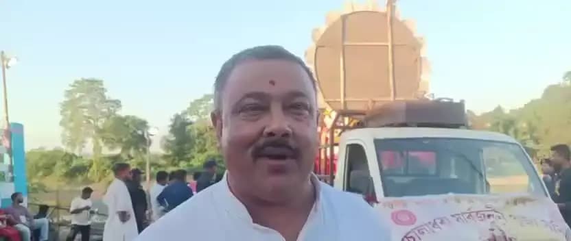 পশ্চিম যোৰহাট: বিজয়া দশমী উপলক্ষে শোভাযাত্ৰা কৰি মা দুৰ্গাক বিসৰ্জন দিছে ভক্তই