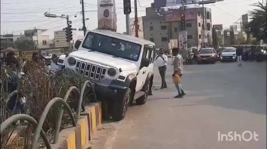 रायपुर: हवा की तरह तेज रफ्तार थार चालक ने डिवाइडर पर चढ़ाई गाड़ी, चौक में कई लोगों की जा सकती थीं जान