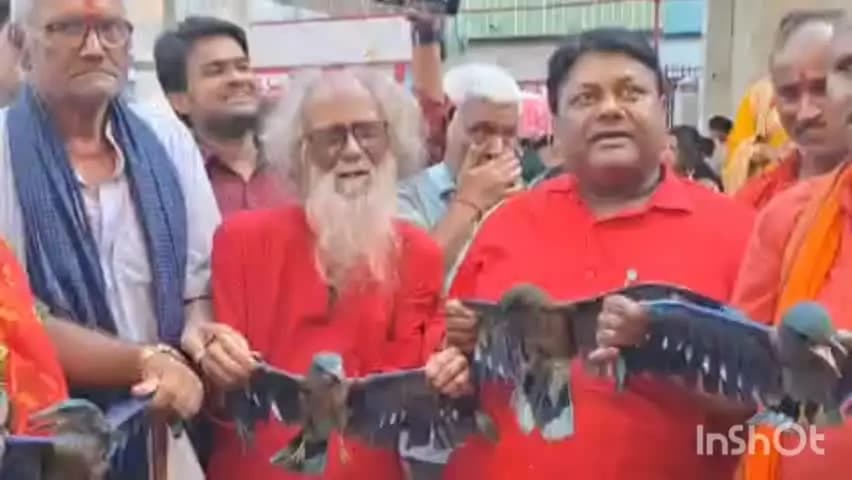 अररिया: विजयादशमी पर मां खड्गेश्वरी काली मंदिर में उमड़ी भीड़, नानू बाबा ने उड़ाए नीलकंठ