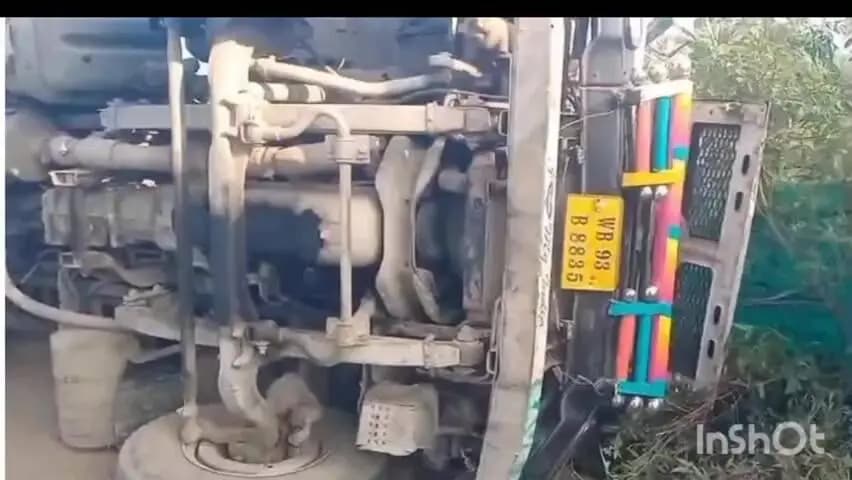 पाकुड़: हिरणपुर में तड़के भीषण सड़क हादसा, अनियंत्रित होकर पलटा ट्रेलर, खलासी जख्मी
