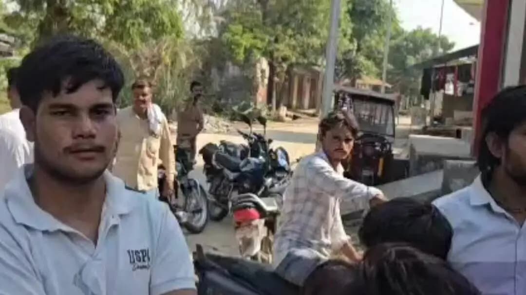 मथुरा: मथुरा में बाइक चोरों का आतंक, दिनदहाड़े घर के बाहर खड़ी मोटरसाइकिल हुई चोरी