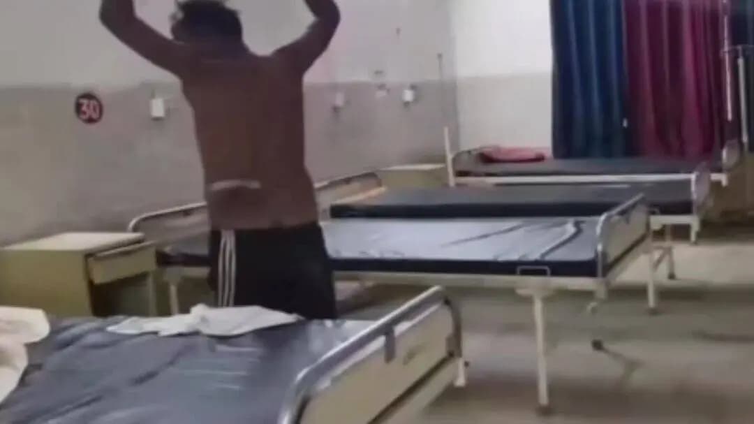 चास: चास चेकपोस्ट के पास मानसिक रूप से अस्वस्थ युवक को बेरहमी से पीटा, रस्सी से बांधकर घसीटा; पुलिस ने छुड़ाया