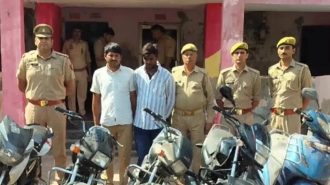 मथुरा: थाना रिफाइनरी पुलिस ने चोरी की 4 बाइक और स्कूटी के साथ 2 आरोपियों को किया गिरफ्तार