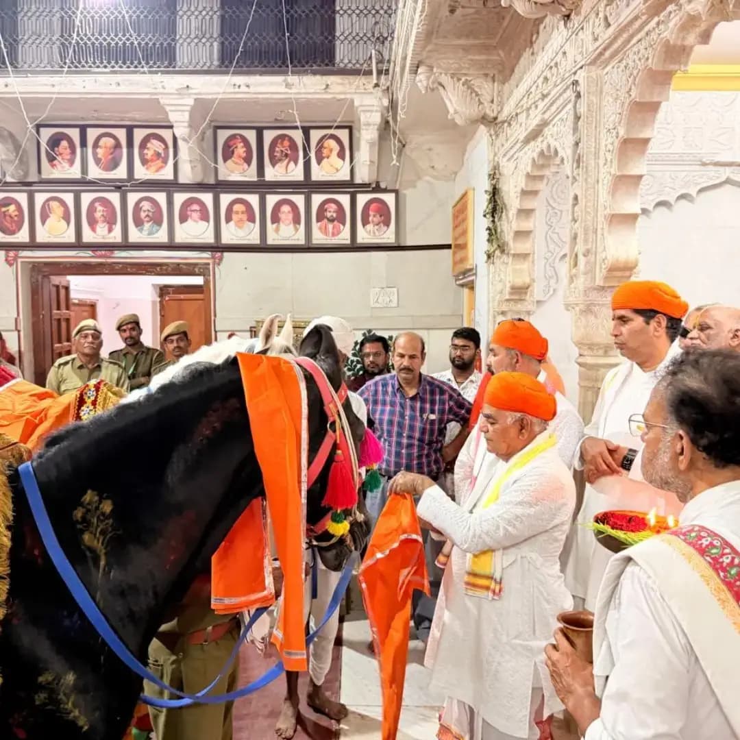 श्रीनाथजी की हवेली में दशहरे पर निभाई गई सदियों पुरानी पूजन परंपरा ।
_सरस्वती, शमी, शस्त्र और अश्व पूजन विधिवत संपन्न_
पुष्टिमार्गीय वल्लभ संप्रदाय की प्रधान पीठ श्रीनाथजी की हवेली में दशहरे के पावन अवसर पर सदियों से चली आ रही सरस्वती पूजन, शमी वृक्ष पूजन, शस्त्र पूजन एवं अश्व पूजन की परंपरा का विधि-विधान से निर्वाह किया गया।
तिलकायत श्री की आज्ञा से मंदिर अधिकारी सुधाकर उपाध्याय के सान्निध्य में मंदिर के पंड्या परेश नागर ने शास्त्रोक्त एवं वैदिक रीति से सभी पूजन संपन्न कराए।
राजभोग दर्शन के उपरांत पुस्तकालय में सरस्वती पूजन किया गया, पुष्टिमार्गीय साहित्य और संस्कृति के प्रचार-प्रसार व अधिकाधिक वैष्णवजनों तक पहुँचाने की प्रार्थन की गई, यह परंपरा लगभग ढाई सो वर्षों से निरंतर चली आ रही है।
वहीं आरती दर्शन के बाद सनातन संस्कृति और पौराणिक मान्यता के अनुसार विजयश्री एवं सर्वत्र मंगल की कामना से शमी वृक्ष का पूजन किया व महाप्रभुजी की बैठक में विजयश्री और राजशाही के प्रतीक के रूप में अश्व का पूजन मंदिर अधिकारी सुधाकर उपाध्याय द्वारा किया गया, जिसके उपरांत मंदिर मंडल के कमांडिंग को तिलक लगाकर पैरावणी दी गई।
इस अवसर पर मंदिर के सीईओ जितेंद्र कुमार पंड्या, सहायक अधिकारी अनिल सनाढ्य, तिलकायत सचिव लीलाधर पुरोहित, कैलाश पालीवाल सहित अन्य लोग उपस्थित रहे।