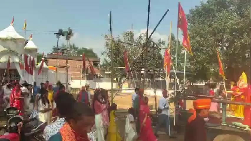 चैनपुर: भक्तिमय माहौल में माँ दुर्गा को दी गई विदाई, चैनपुर में उमड़ा श्रद्धालुओं का सैलाब