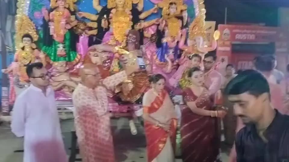 উদয়পুর: দশমী তিথিতে উদয়পুর স্থিত রাজ্যের অর্থমন্ত্রী প্রণজিৎ সিংহ রায়ের বাড়ি দুর্গা পূজার প্রতিমা নিরঞ্জন