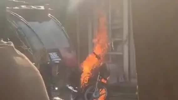 सीतापुर: कोर्ट चौराहे पर अज्ञात कारण से एक बाइक में लगी आग, आग ने बाइक को जलाकर किया राख