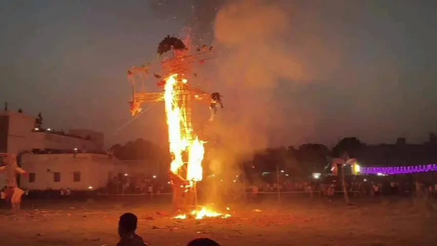 विद्यापति नगर: विद्यापतिनगर के कांचा में 70 फीट रावण और 49 फीट मेघनाद का दहन, जय श्रीराम के जयकारों से गूंजा मैदान