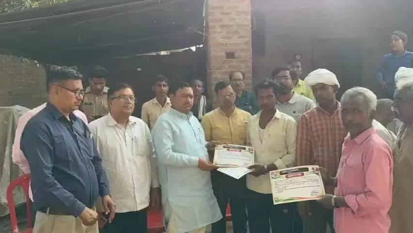 सहावर: नगला माँधों में तीन लोगों की मौत के मामले में विधायक हरिओम वर्मा ने मृतकों के परिजनों को दिए 4-4 लाख रुपए के चेक