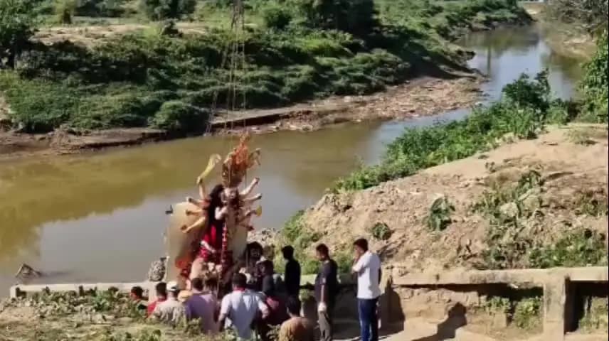 সাপেখাতী: চৰাইদেউ জিলা প্ৰশাসন আৰু সোণাৰি পৌৰসভাৰ যৌথ উদ্যোগত টাওকাক নদীত দেৱী দুৰ্গাৰ বিসৰ্জন সম্পন্ন।