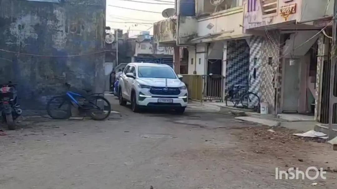નવસારી: આજરોજ જલાલપોર ના લોકલાડીલા ધારાસભ્ય શ્રી આર સી પટેલ સાહેબ નવસારી મહાનગરપાલિકા ના વોર્ડ નં 11 માં રહેતા કાર્યકર્તા નિવાસ