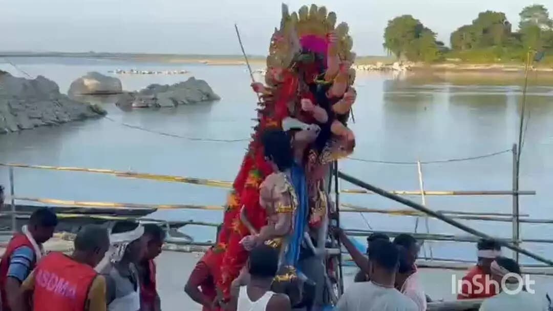 বিশ্বনাথ: বিশ্বনাথ চাৰিআলিত বিজয়া দশমীত দুৰ্গা দেৱী বিসৰ্জন, ভক্তৰ সমাহাৰ