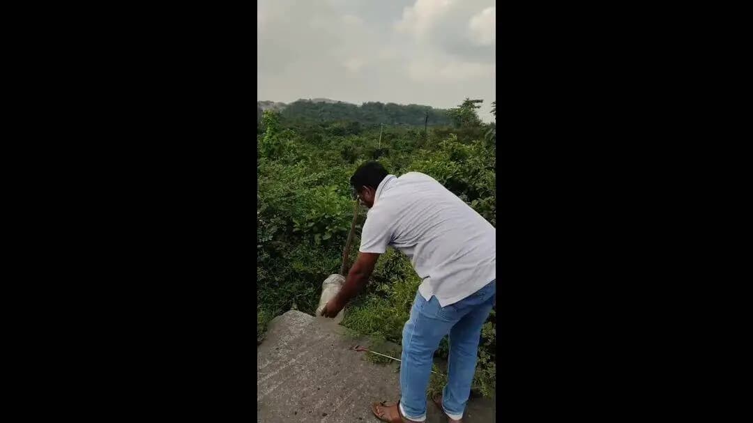 बेरमो: फुसरो में सर्प रक्षक गणेश मुखिया ने जहरीले नाग को जंगल में छोड़ा, दिया जागरूकता का संदेश