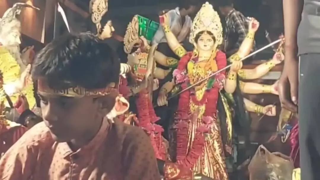 बेरमो: फुसरो रेलवे स्टेशन के पास सिंह नगर दुर्गा मंदिर की प्रतिमा विसर्जन के लिए भव्य शोभायात्रा निकाली गई