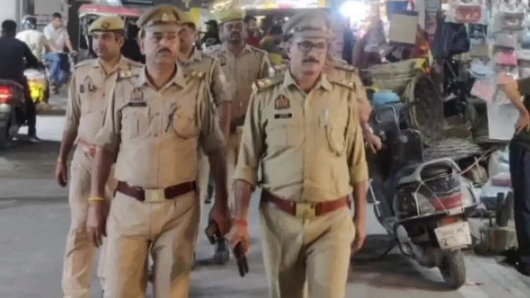 खैर: अपराध नियंत्रण, कानून एवं शांति व्यवस्था के दृष्टिगत क्षेत्राधिकारी और थाना प्रभारियों द्वारा की गई पैदल गश्त