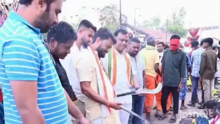 बास्तानार: बस्तर दशहरा में दीपक बैज ने खरीदे स्थानीय कारीगरों के पारंपरिक औजार, देशी औजारों में दिखी बस्तर की संस्कृति