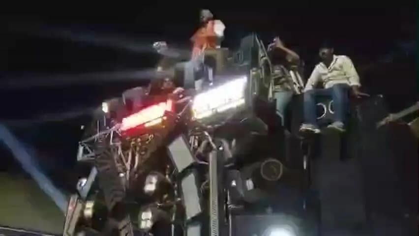 बेल्थरा रोड: कड़ी सुरक्षा के बीच बेल्थरारोड में मां दुर्गा की प्रतिमाओं का विसर्जन, डीजे की धुन पर थिरके युवा