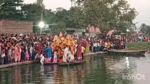 मधेपुर: मधेपुर प्रखंड में समदाउन गाकर नम आंखों से मां दुर्गा को विदाई, जलाशय में प्रतिमा का जलप्रवाह