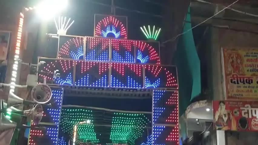 सिराथू: रावण वध के बाद दारानगर की सड़कों पर रोड़ लाइट जगमगाई, हर ओर डीजे का शोर और लाउडस्पीकर के गुच्छे दिखे