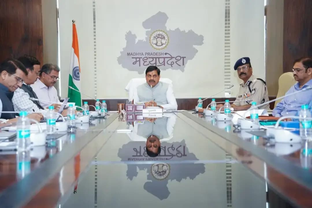 मुख्यमंत्री डॉ. मोहन यादव ने आज मंत्रालय से वीडियो कॉन्फ्रेंसिंग के माध्यम से प्रदेश के सभी कलेक्टर, कमिश्नर्स एवं एसपी, आईजी के साथ बैठक की।
बैठक में मुख्यमंत्री डॉ. यादव ने सरकार की सभी फ्लैगशिप योजनाओं एवं विकास कार्यक्रमों के क्रियान्वयन की जानकारी लेते हुए मैदानी स्तर पर उनकी प्रगति का फीडबैक प्राप्त किया। साथ ही, आगामी त्योहारों के दौरान कानून-व्यवस्था बनाए रखने और बेहतर सुरक्षा प्रबंधन के लिए आवश्यक दिशा-निर्देश दिए।
बैठक में पुलिस अधीक्षक श्री पुनीत गेहलोद, नगर निगम आयुक्त श्री दलीप कुमार, अपर कलेक्टर श्री शोभाराम सोलंकी, अपर कलेक्टर श्री संजीव जैन, संयुक्त कलेक्टर श्रीमती विशाखा देशमुख सहित अन्य अधिकारीगण देवास एनआईसी कक्ष से शामिल हुए।
@DrMohanYadav51 #CMMadhyaPradesh #MadhyaPradesh