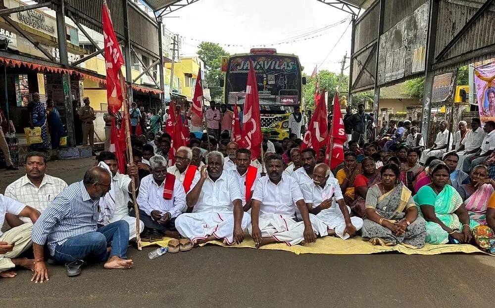 திருவாரூர்: கொட்டும் மழையில் சாலையில் படுத்த விவசாயிகள்! தமிழகம் முழுவதும் பெரும் பரபரப்பு