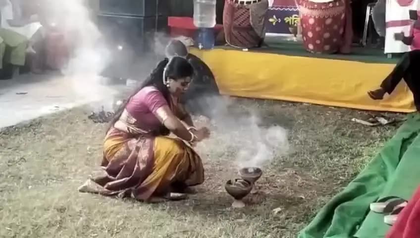 ক্যানিং ১: ক্যানিং রাজকৃষ্ণনগর সার্বজনীন দুর্গোৎসবের ৬৫তম বর্ষের সমাপ্তি: সিঁদুর খেলা ও ধুনুচি নাচে মাতল এলাকাবাসী
