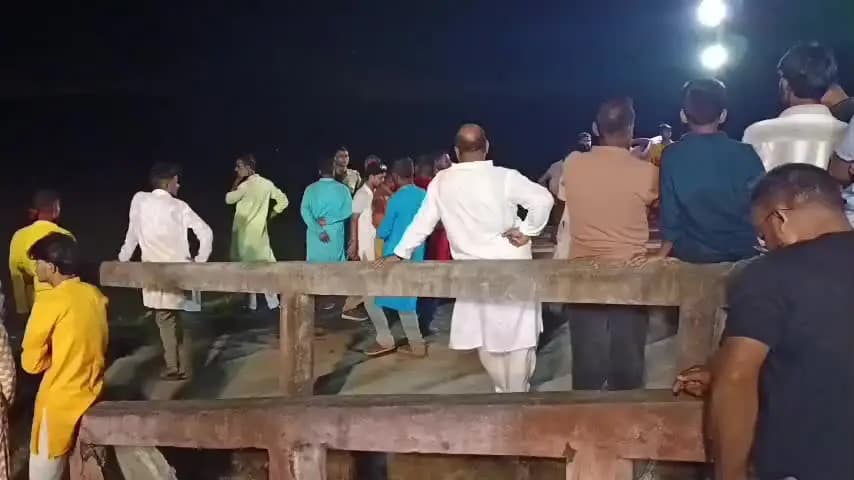 তেজপুৰ: ঠেলামৰাৰ বেলশিৰি ঘাটত সফলভাৱে সম্পন্ন দেৱী দুৰ্গাৰ বিসৰ্জন কাৰ্যসূচী