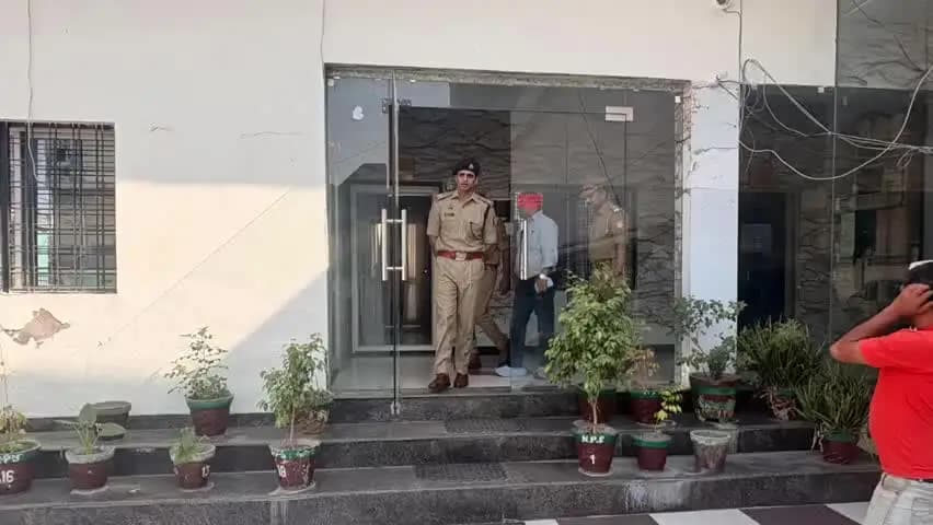 हमीरपुर: सुमेरपुर में विधान परिषद चुनाव को लेकर एसपी ने किया निरीक्षण, सुरक्षा व्यवस्था दुरुस्त रखने के दिए निर्देश