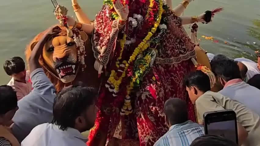 हमीरपुर: सुमेरपुर में प्रशासन के विसर्जन इंतजाम से असंतुष्ट कमेटी ने 15 किमी दूर जाकर किया प्रतिमा विसर्जन