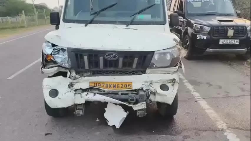 मौदहा: मुस्करा में खड़े थ्री व्हीलर का टायर बदल रहे युवक को पिकअप ने मारी जोरदार टक्कर, युवक गंभीर घायल