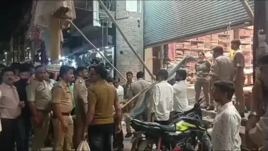 हाथरस: साड़ी की दुकान में खरीददारी के दौरान हुई मारपीट की घटना में पुलिस ने 4 अभियुक्तों को किया गिरफ्तार, C O ने दी जानकारी