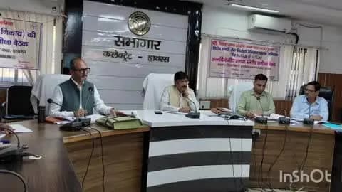 हाथरस: कलेक्ट्रेट में DM ने स्वास्थ्य सेवाओं और अस्पतालों की व्यवस्थाओं की जनकल्याणकारी योजनाओं पर समीक्षा की