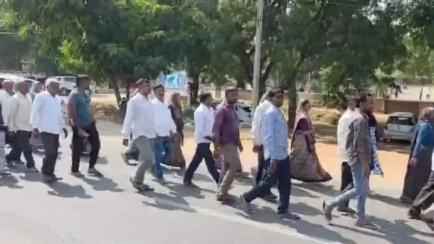 હિંમતનગર: પ્રેમ લગ્ન મામલે યુવતીના પરિવારજનોને પરેશાન કરવા અંગે સમાજના ભાઈઓ બહેનો પોલીસ સ્ટેશન દોડી આવ્યા