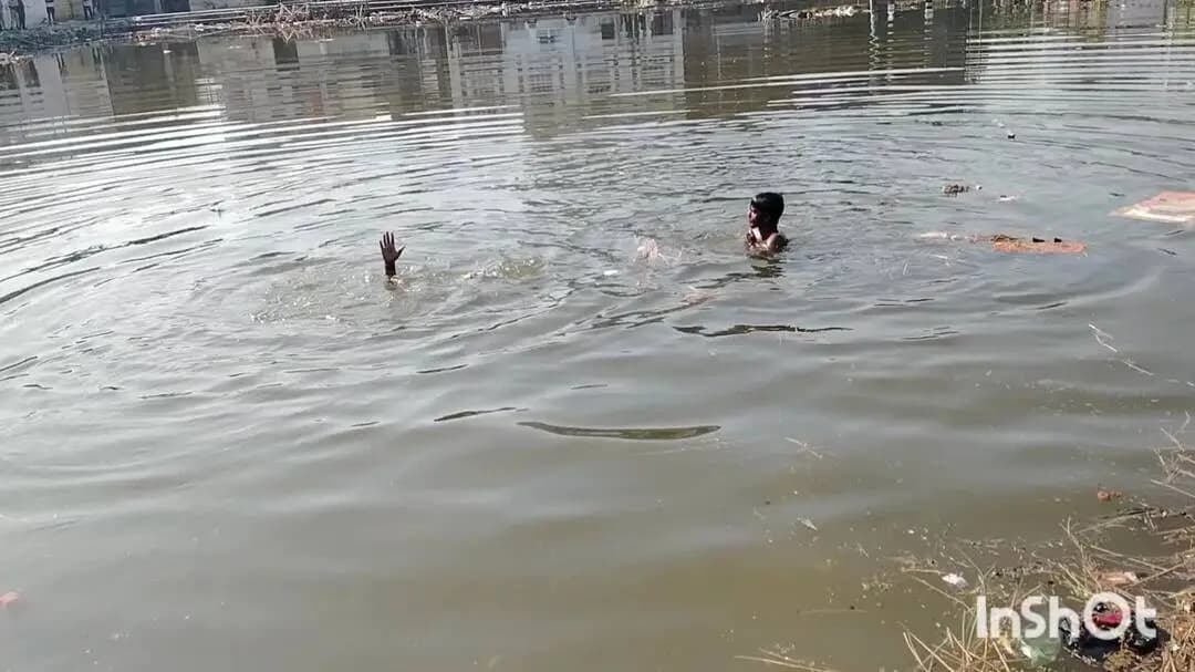 सासाराम: मूर्ति विसर्जन के दौरान दुर्गाकुंड में एक लड़के की डूबने से हुई मौत, छानबीन शुरू