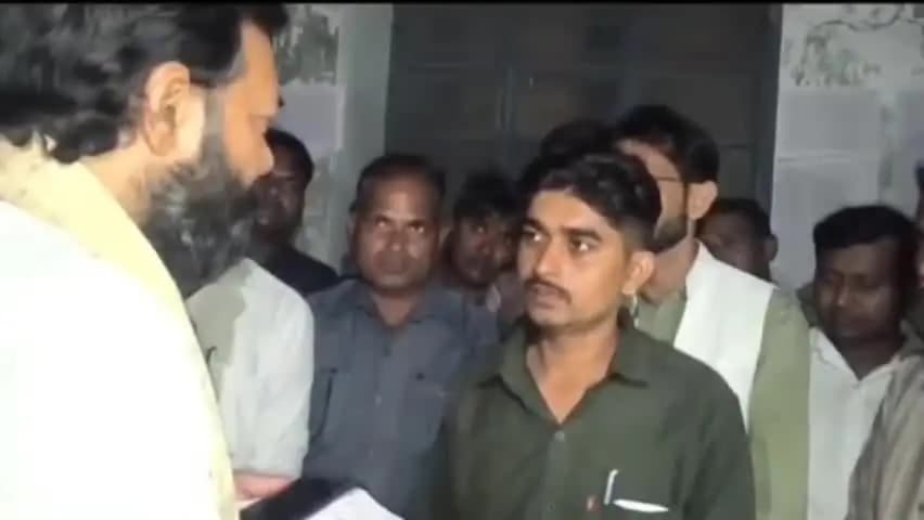 चरखारी: चरखारी के MLA ने सरकारी चने के बीज की कालाबाजारी पकड़ी, गोदाम प्रभारी को जड़े थप्पड़, वीडियो हुआ वायरल