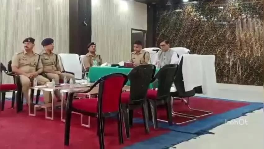 बलिया: 23 अक्टूबर को मतदान के लिए बलिया में 54 बूथों पर कड़ी निगरानी, पुलिस लाइन में डीएम-एसपी ने की ब्रीफिंग