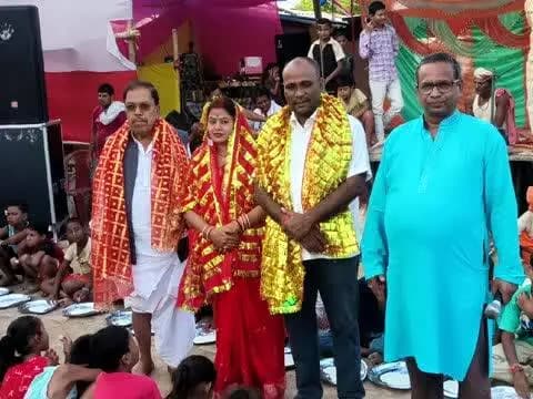 जयनगर: जयनगर के डुल्लीपट्टी स्थित दुर्गा मंदिर परिसर में मुखिया रुपम कुमारी पति बीरेंद्र यादव द्वारा भोजन का आयोजन किया गया