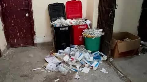 जयनगर: जयनगर उपस्वास्थ्य केंद्र परिसर में गंदगी का अम्बार नहीं हुआ साफ सफाई कार्यक्रम, पदाधिकारी मौन