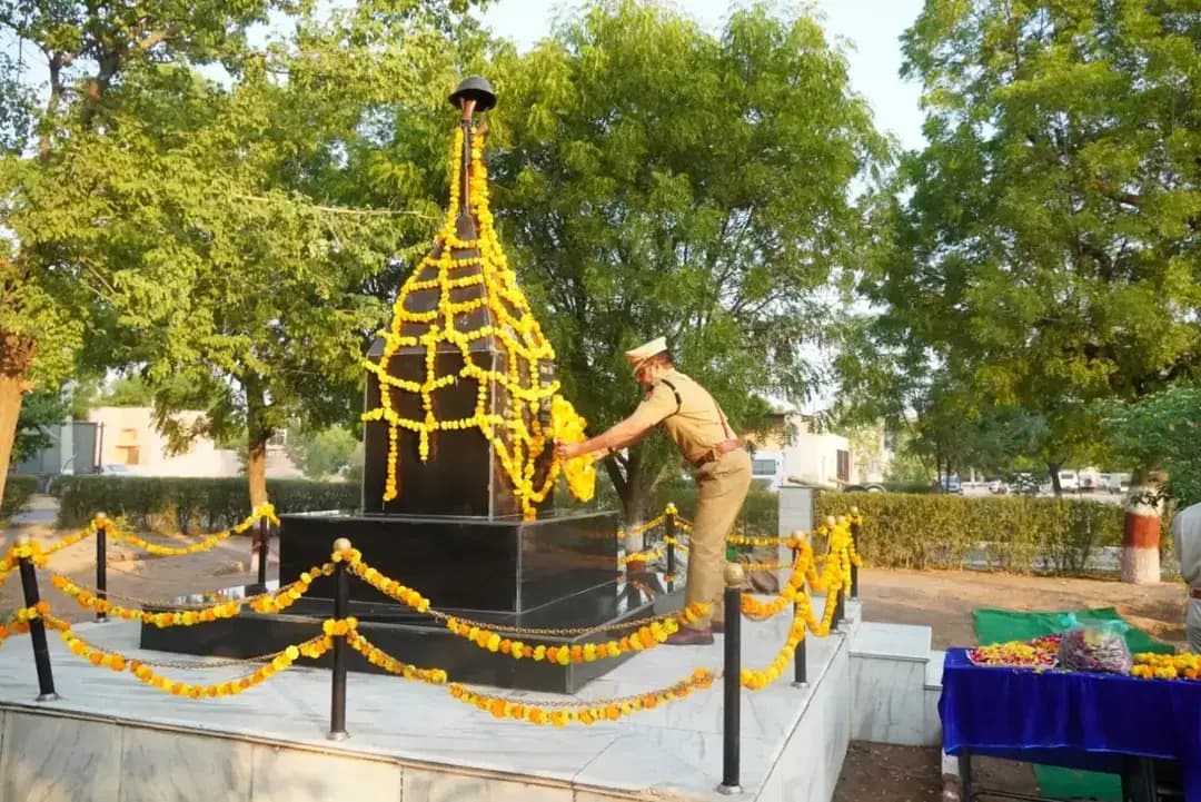 पुलिस शहीद दिवस के अवसर पर शस्त्र और शीश झुकाकर शहीद पुलिस कार्मिकों को किया नमन एवं शहीदों के सम्मान में पुलिस परेड का आयोजन किया गया। इस अवसर पर नागौर पुलिस के कार्मिकों द्वारा जांबाज वीर शहीदों को श्रद्धांजलि दी गई।
श्री आशा राम चौधरी SP नागौर द्वारा संपूर्ण भारत में गत वर्ष सेवा में रहते अपने दायित्वों का निर्वहन करते शहीद हुए पुलिसकर्मियों के नामों का पठन किया गया।
@IgpAjmer
@PoliceRajasthan