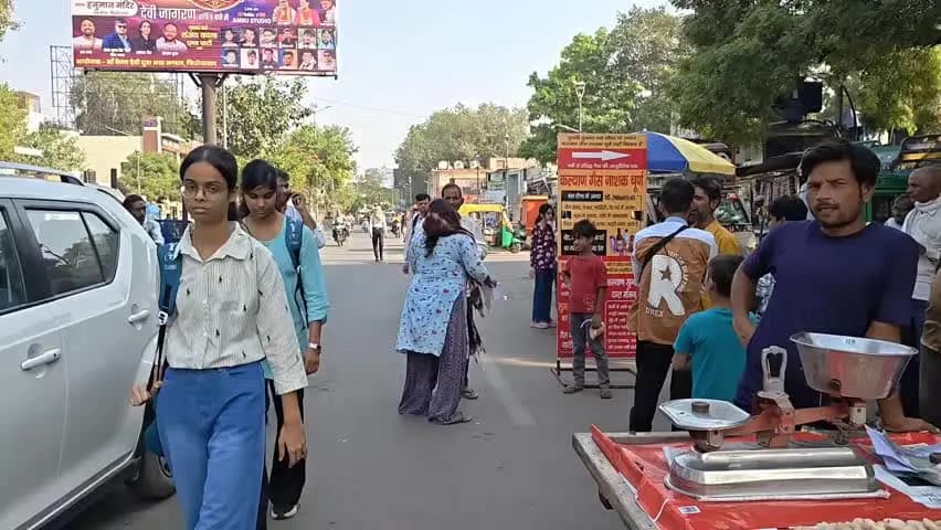 फिरोज़ाबाद: बस स्टैंड के पास बहु ने भरे बाजार में अपने ससुर का कॉलर पकड़कर थप्पड़ों से की पिटाई, वीडियो हुआ वायरल