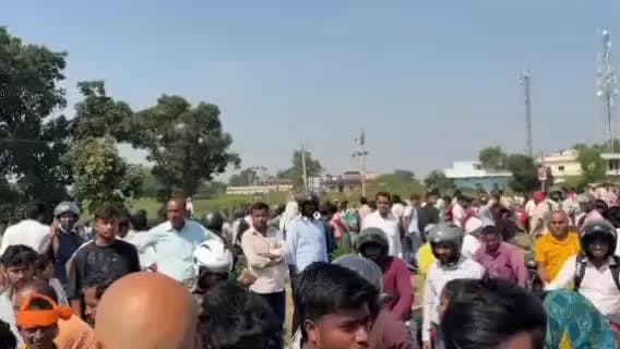 मेदिनीनगर (डालटनगंज): सिंगरा कला में दुर्गा पूजा जुलूस में नोकझोंक, कार्रवाई की मांग पर ग्रामीणों ने नेशनल हाईवे जाम किया