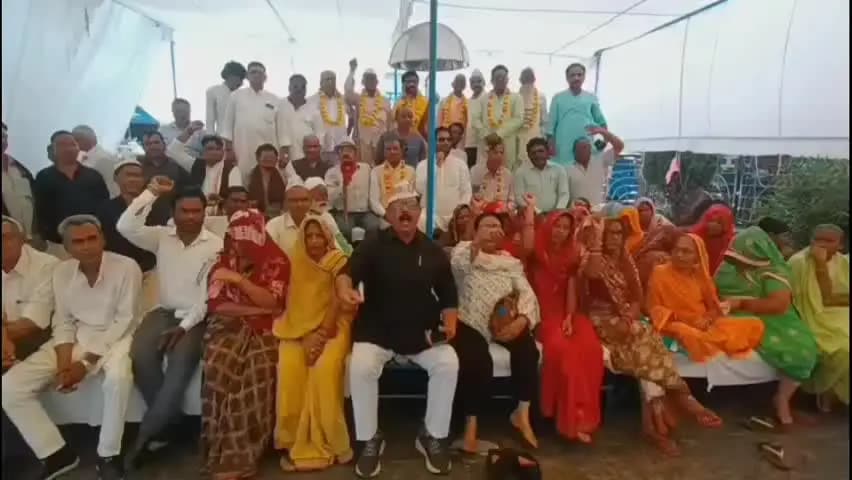 झांसी: बुंदेलखंड राज्य निर्माण की मांग को लेकर गांधी उद्यान में धरना दे रहे अनशन पर बैठे लोगों को पुलिस ने उठाया