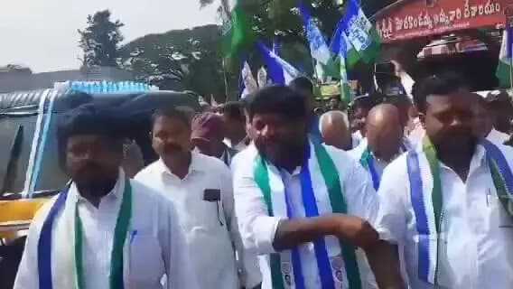 పాడేరు: పాడేరులో కొనసాగుతున్న జడ్పిటిసి ఎంపిటిసి నామినేషన్లు వైయస్సార్ పార్టీ తరఫున నామినేషన్ వేయించిన ఎమ్మెల్యే విశ్వేశ్వర రాజు