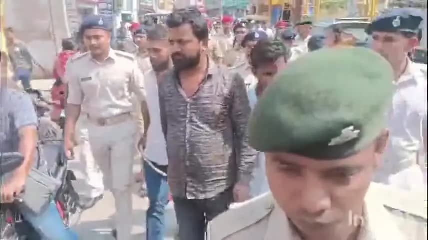 आरा: आरा में पुलिस ने रिटायर कस्टम अधिकारी की हत्या के मुख्य आरोपी को पैदल शहर में घूमते हुए आरा सिविल कोर्ट पहुंचाया