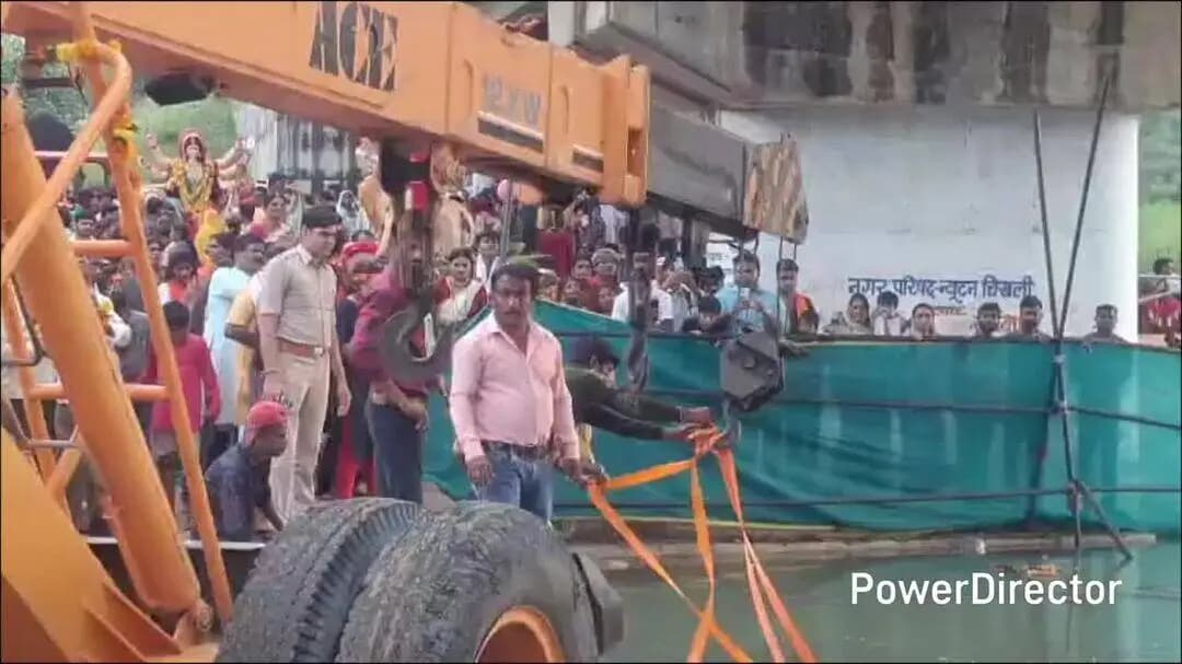 परसिया: न्यूटन पेंच नदी तट पर नम आंखों से देवी प्रतिमाओं का विसर्जन हुआ