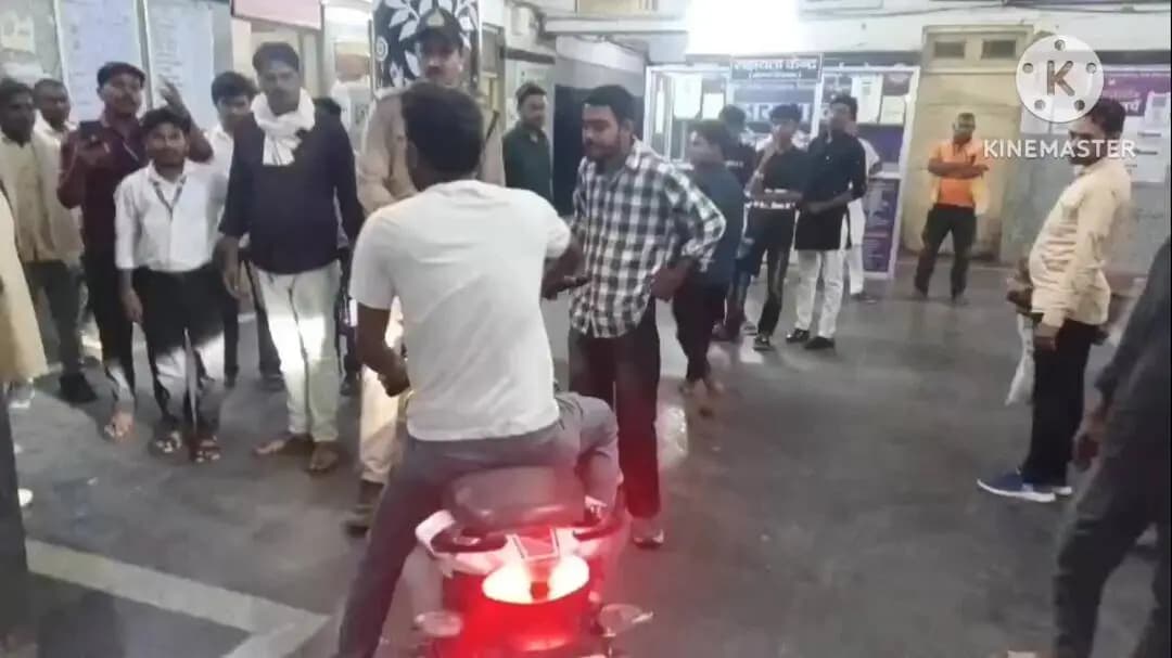 रघुराजनगर नगरी: सतना जिला अस्पताल के अंदर घुसी मोटरसाइकिल, सुरक्षा व्यवस्था पर उठे सवाल; तीसरी घटना से मचा हड़कंप